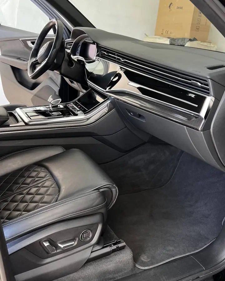 Interiér Audi SQ8 po hloubkovém čištění, čisté a svěží sedačky