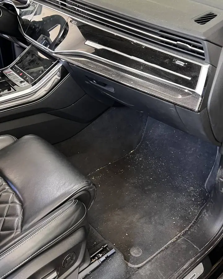 Interiér Audi SQ8 před čištěním, znečištěné sedačky a koberce