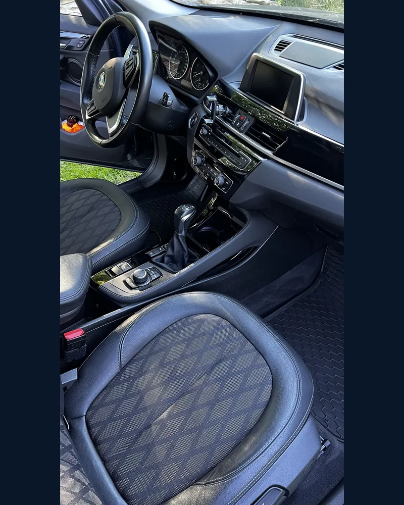 Vyčištěný kožený interiér BMW po hloubkovém čištění interiéru Express Detailing