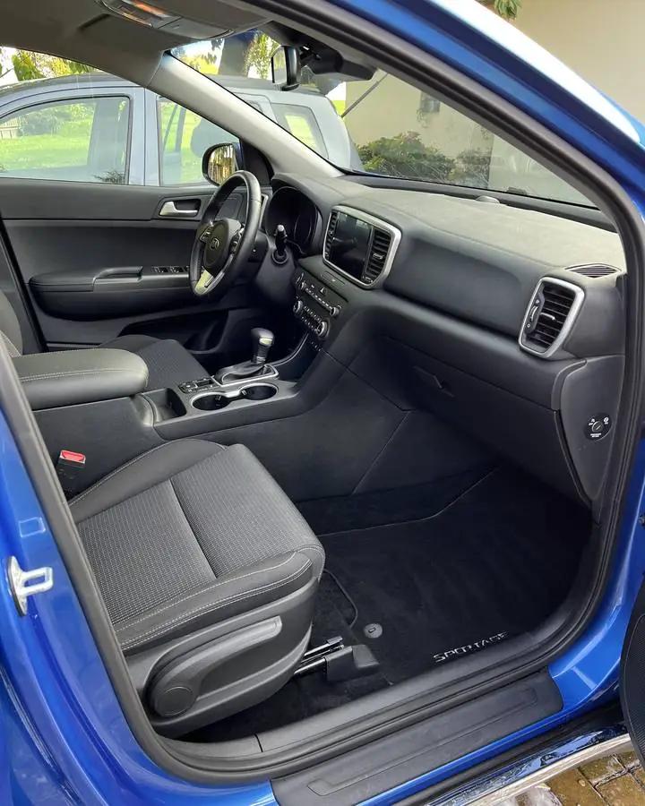 Interiér Kia Sportage po hloubkovém čištění, čisté sedačky a podlaha