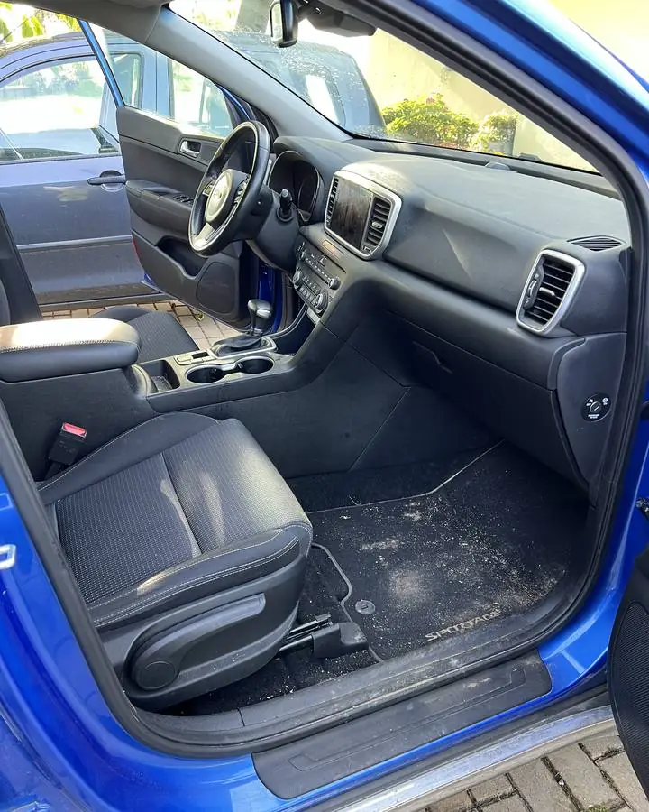 Interiér Kia Sportage před čištěním, špinavé sedačky a podlaha