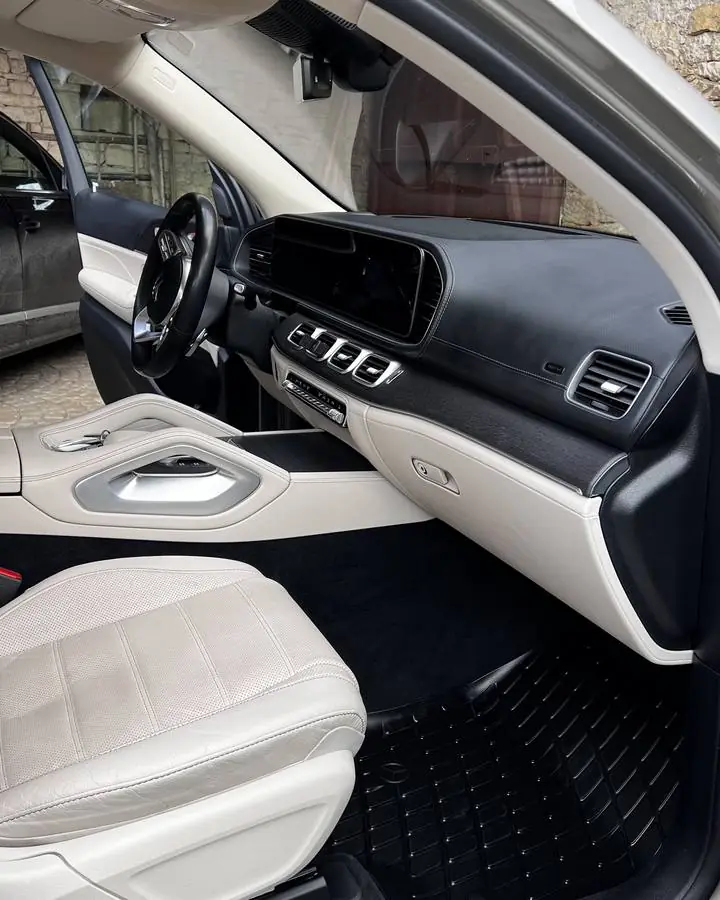 Interiér Mercedes-Benz GLE po hloubkovém čištění, ošetřená kožená sedadla