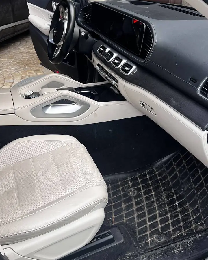 Interiér Mercedes-Benz GLE před čištěním, znečištěná kožená sedadla