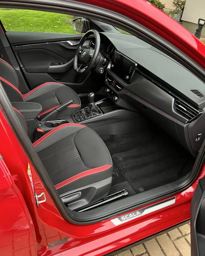 Interiér Škoda Scala po hloubkovém čištění, obnovené plasty a čisté koberce
