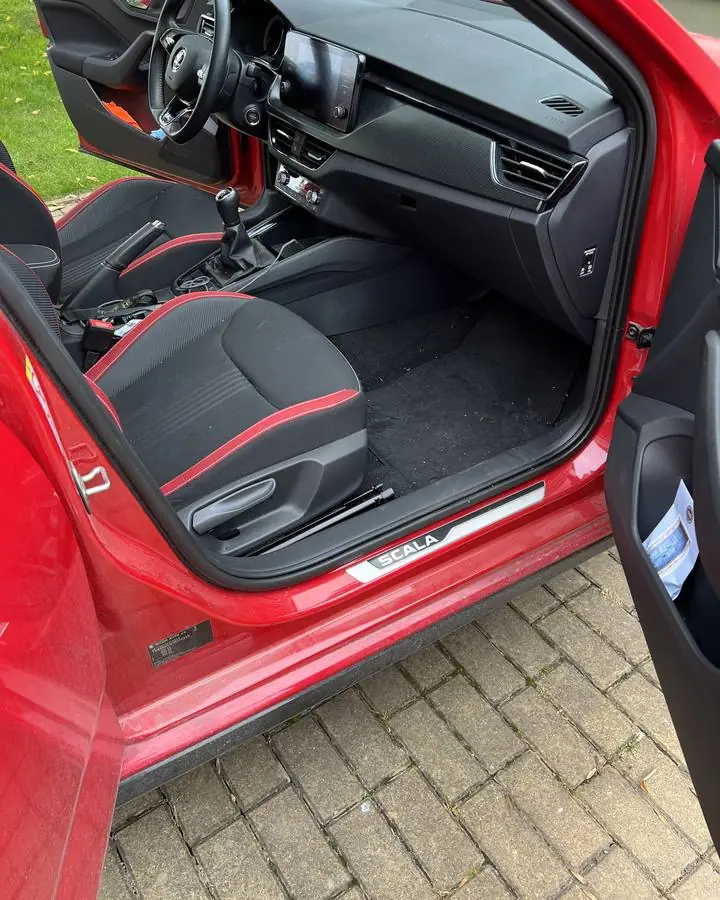 Interiér Škoda Scala před čištěním, zašlé plasty a koberce