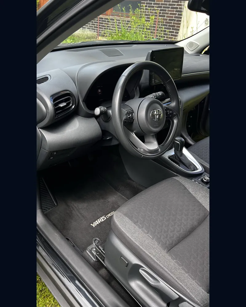 Vyčištěný interiér Toyota Yaris Cross, čisté látkové sedačky a koberce po tepování